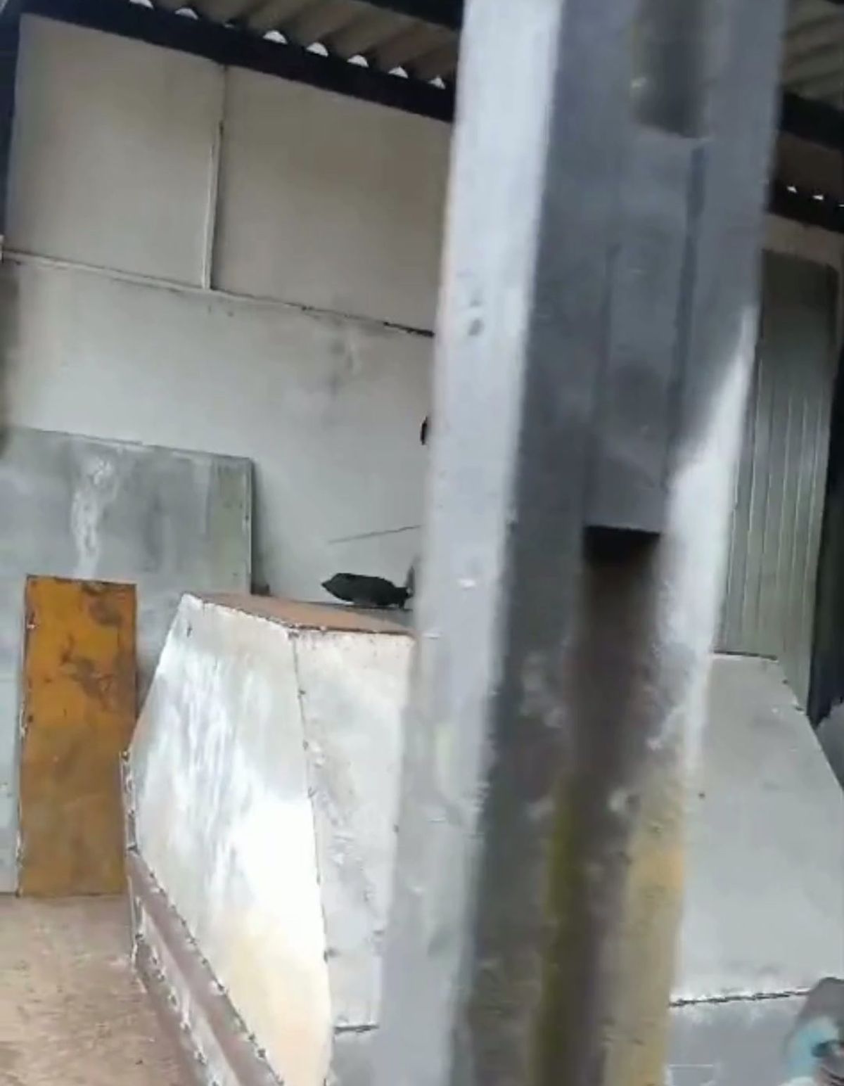 Peça metálica de grande porte sendo montada na oficina da Texas Serralheria