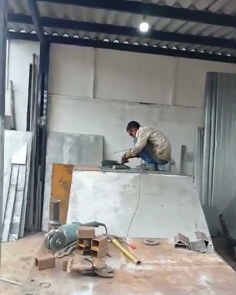 Estrutura metálica sendo preparada dentro do galpão da serralheria