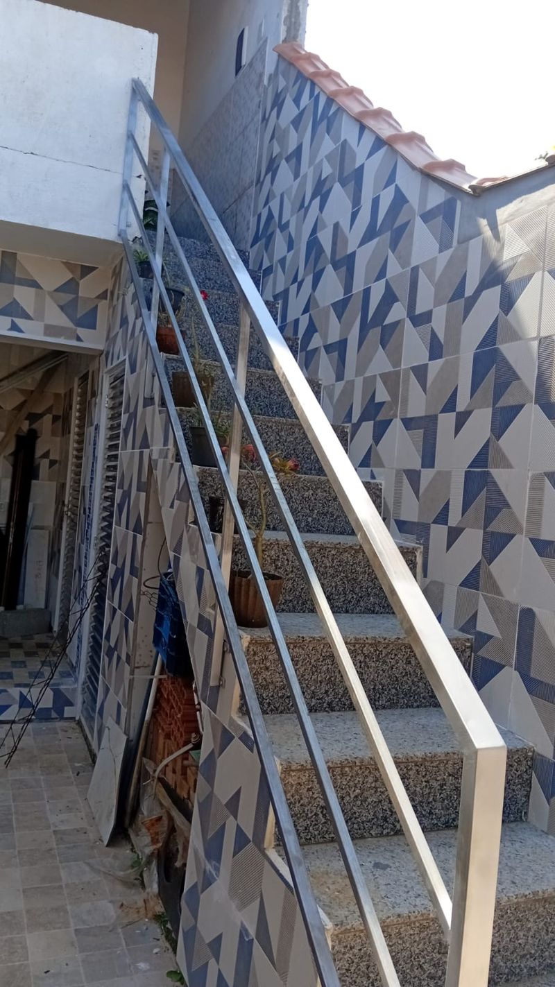 Corrimão de aço inox instalado em escada externa