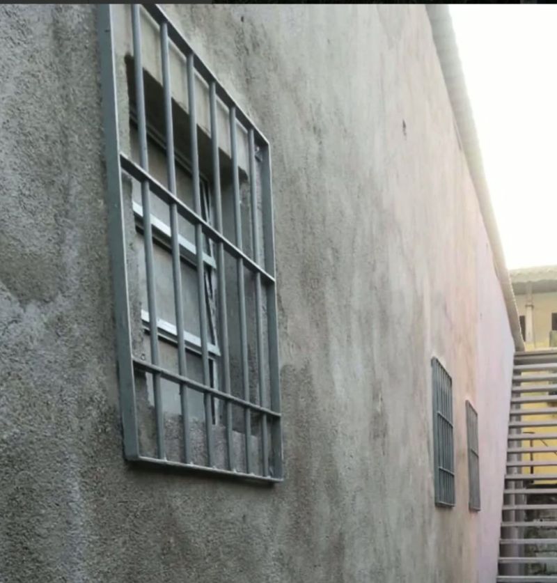 Grades de proteção instaladas nas janelas da fachada de um imóvel