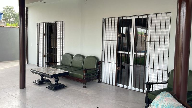 Portas e grades metálicas instaladas na varanda de uma residência